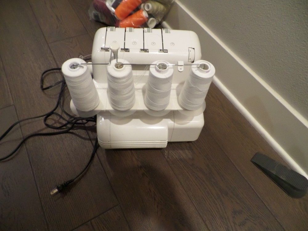 White Superlock Electronic model 1934D Serger Sewing Machine MINT w/ XTRAS!