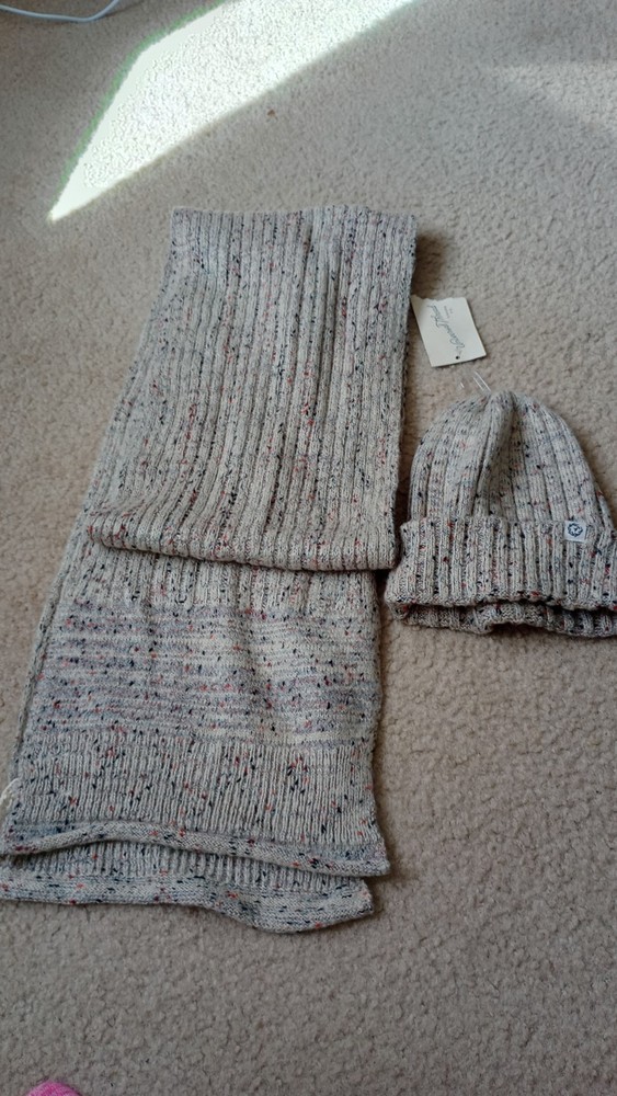 Universal Thread Women's Knit Hat & Scarf Set Gray Multicolor Speckled