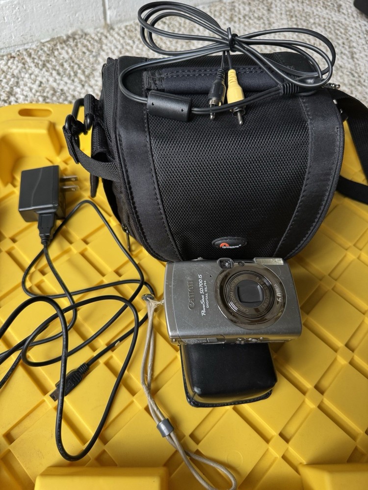 Canon PowerShot SD700 IS Camera Bundle with Case, Charger, Cables, Bag