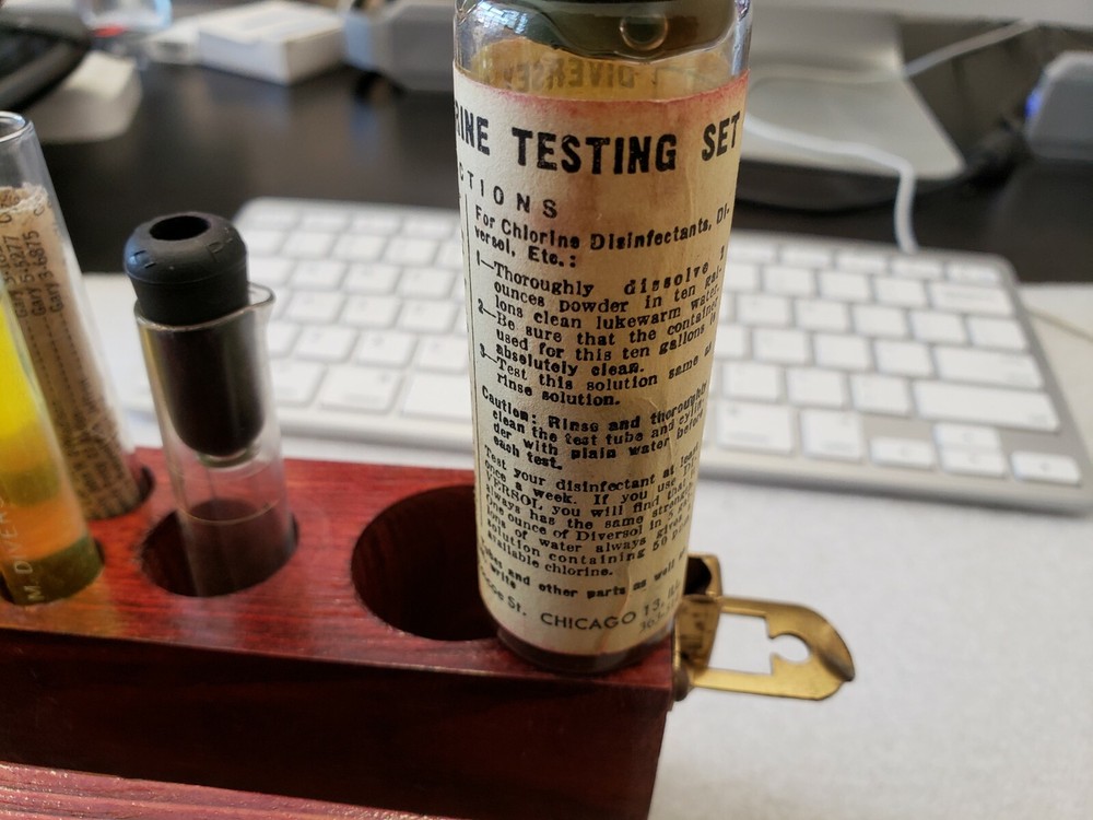 Vintage Diversey "DIVERSOL" CHLORINE TESTING KIT CHICAGO ( B2-3)