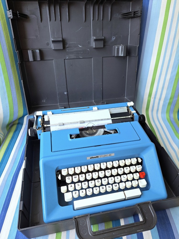 Olivetti Studio 46 Blue Manual Portable Typewriter With Carry Case