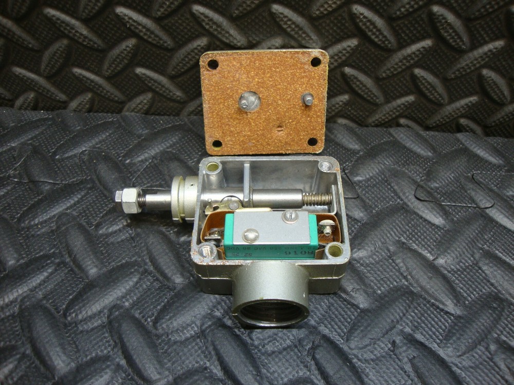NEW Control Switch ES4-NM4 Limit Plunger Switch