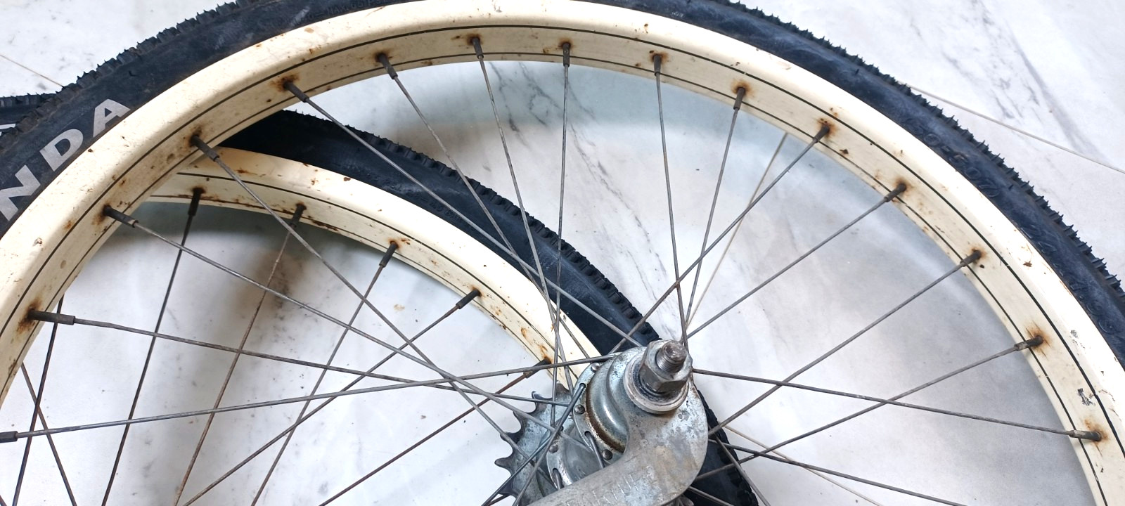 SWEET, 24x2.125" Nice pair Schwinn, S-2 Balloon Enameled Wheels 1950/60s bicycle