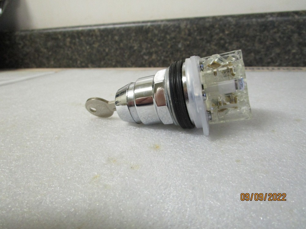 NEW Square D 2 Position Selector Switch Head Manual Return with KA1 Contact Bloc