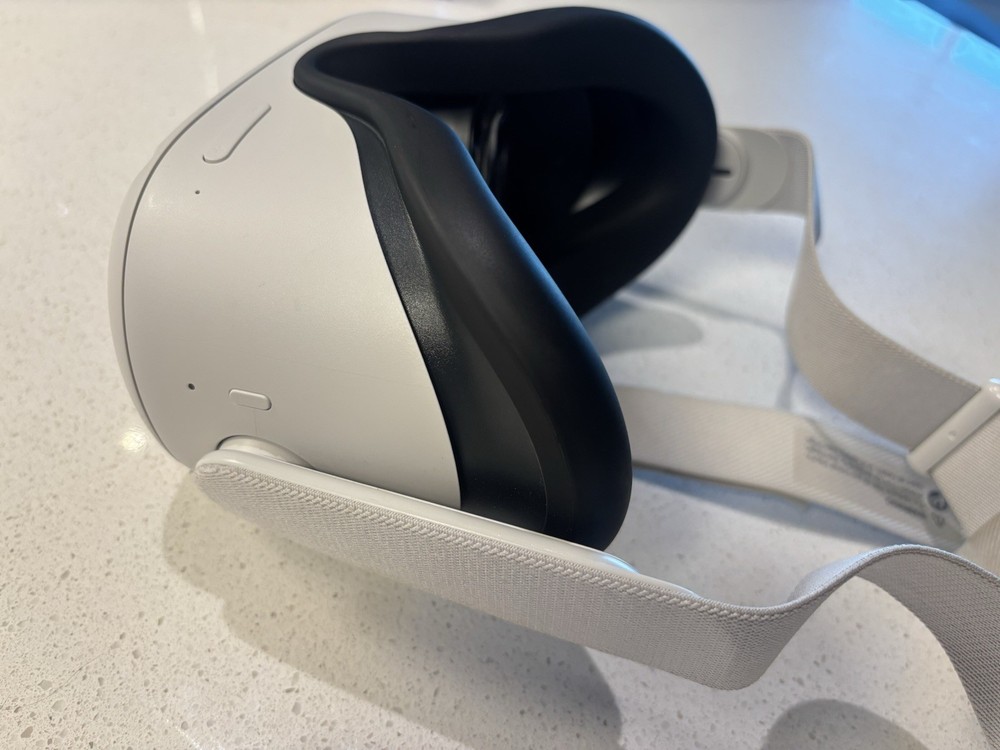 ***Excellent*** Meta Oculus Quest 2 128GB VR Headset W/Controllers