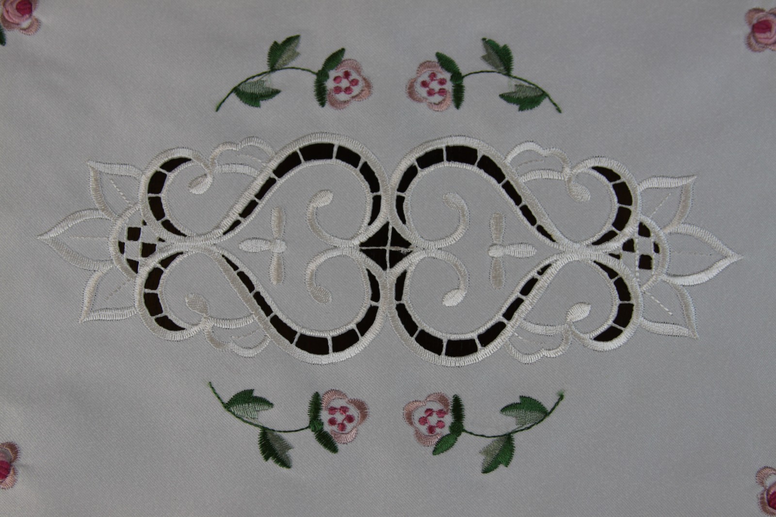 Embroidered Lace Cutwork Placemat Runner Scarf Wedding Party Banquet Event Decor