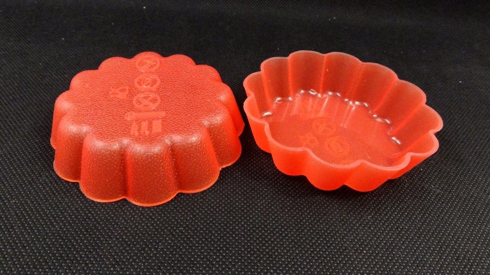 Cuisine Magic 12-pack Silicone Cupcake & Muffin Baking Cup ~ Red
