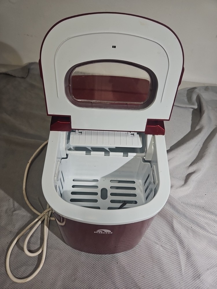 Igloo Portable Ice Cube Maker Model No. ICE102-RED