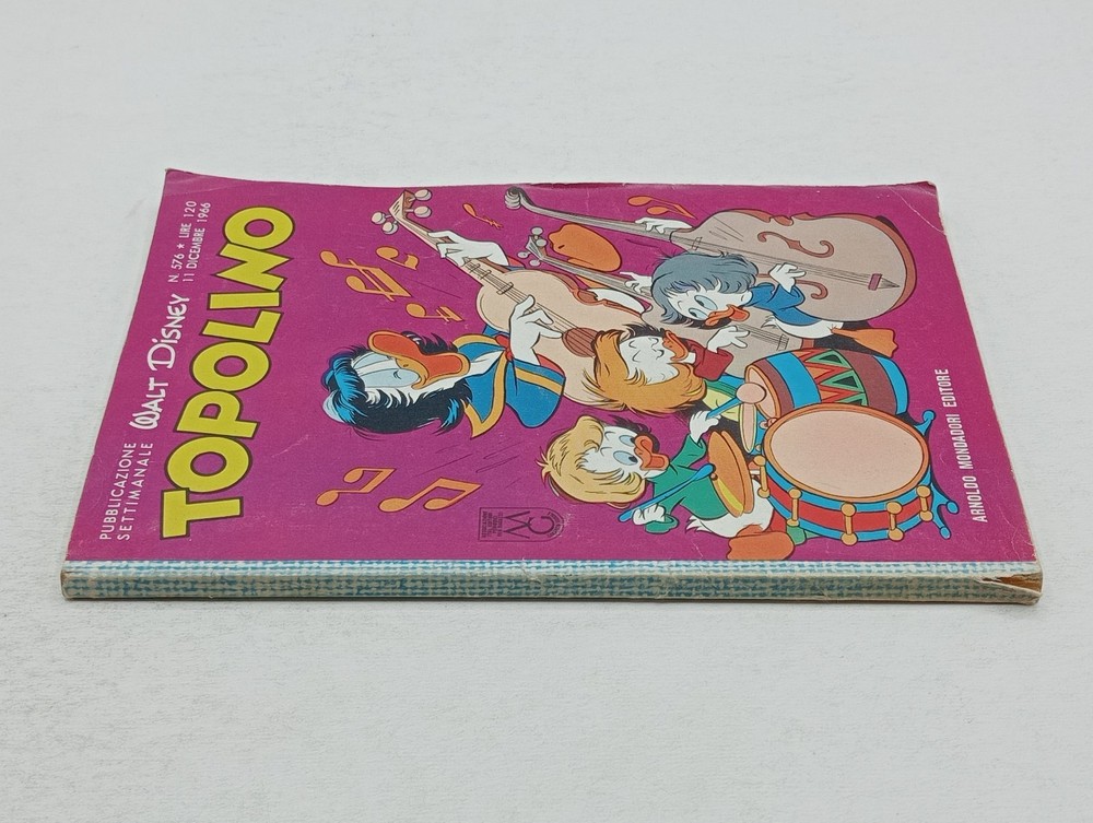 comic MICKEY MOUSE BOOKLET number 576 year 1966 with badge