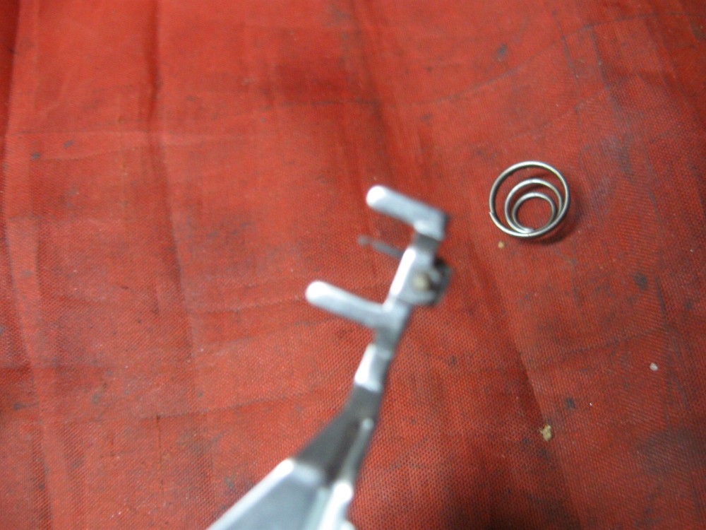 Singer Touch & Sew 646 Sewing Machine Needle Threader Hook 163704 VINTAGE