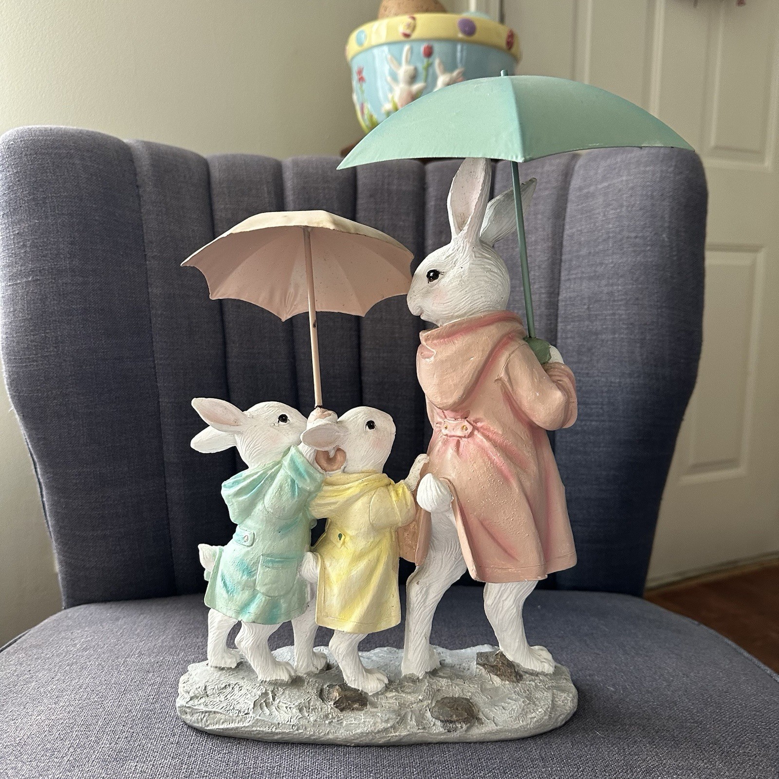 Bunny Rabbit Mom And Children With Umbrellas Resin Statue READ