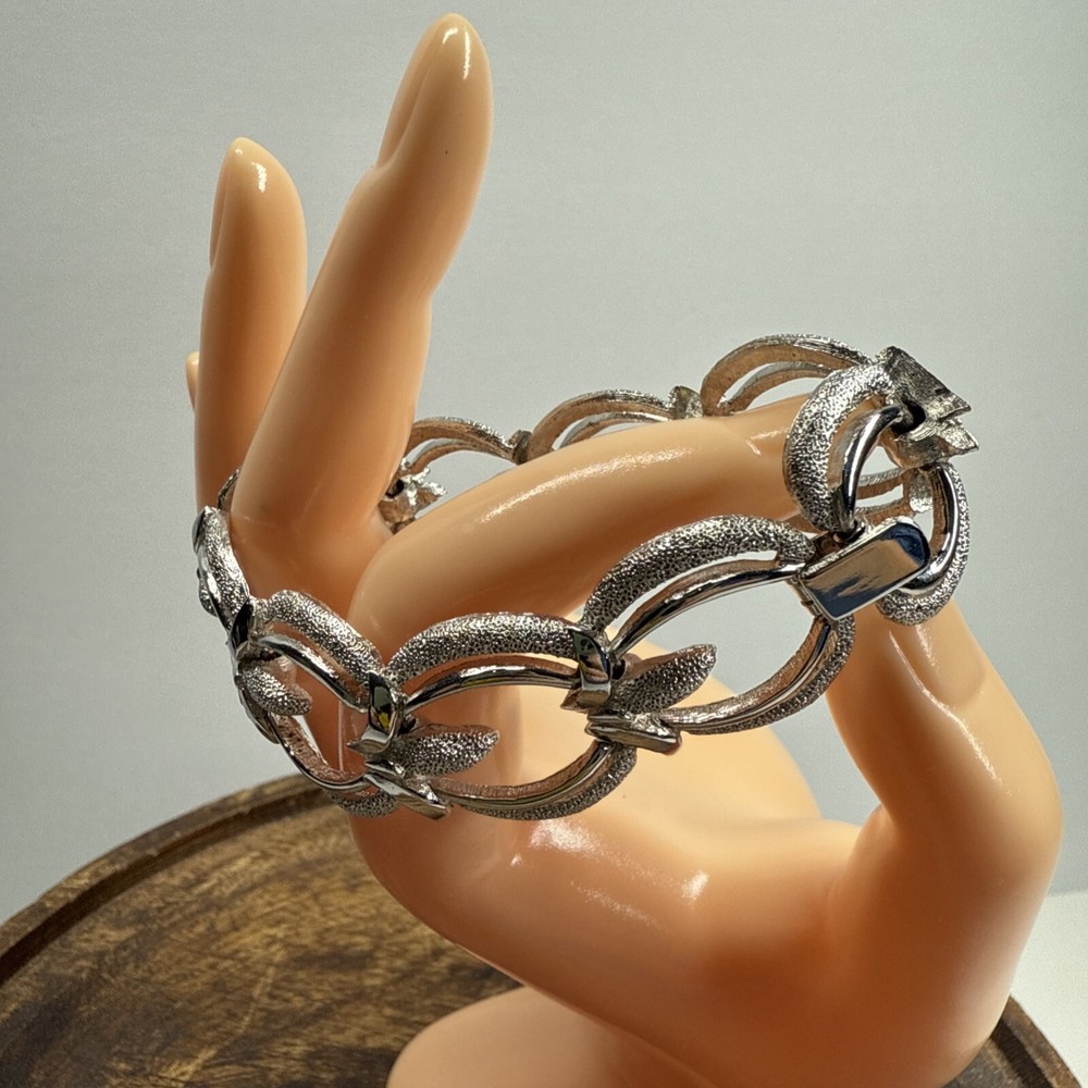 Vintage Trifari Signed Bumpy & Smooth Open Circle Silvertone Link Bracelet