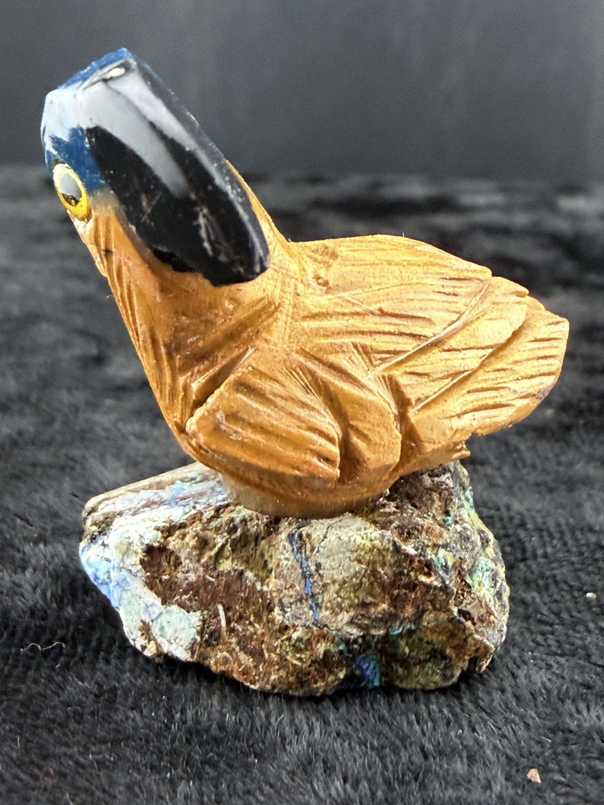 Gemstone Bird Sculpture on Mineral Base. 20 g. 29x26x35 mm