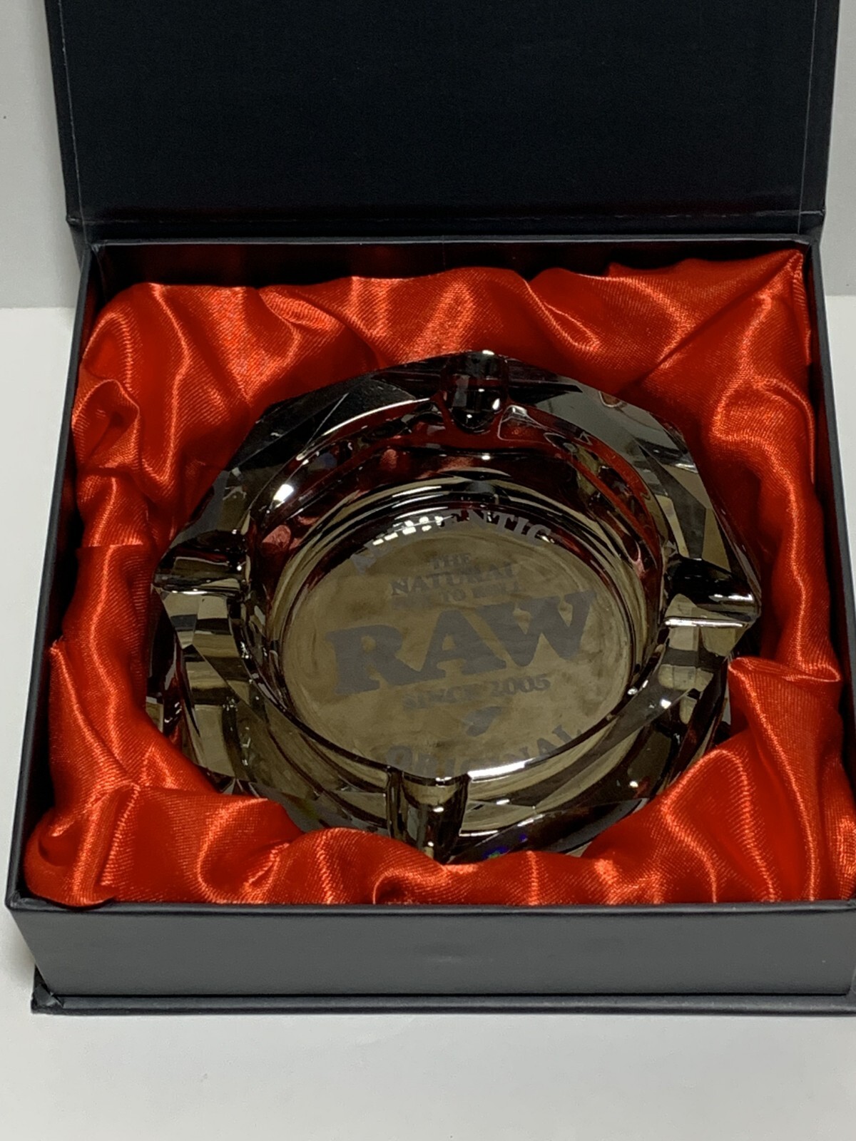 RAW The Dark Side GLASS ROUND BEVELED CRYSTAL ASHTRAY includes Presentation Box