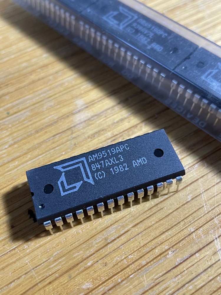 AMD AM9519APC 28 pins DIP Programmable Interupt Controller