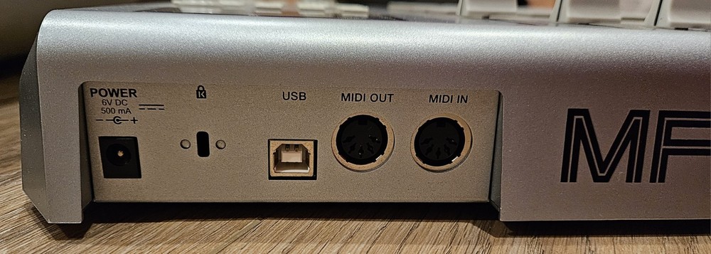 Akai Pro MPD24 USB MIDI Controller with Display - 16 Velocity Sensitive Pads