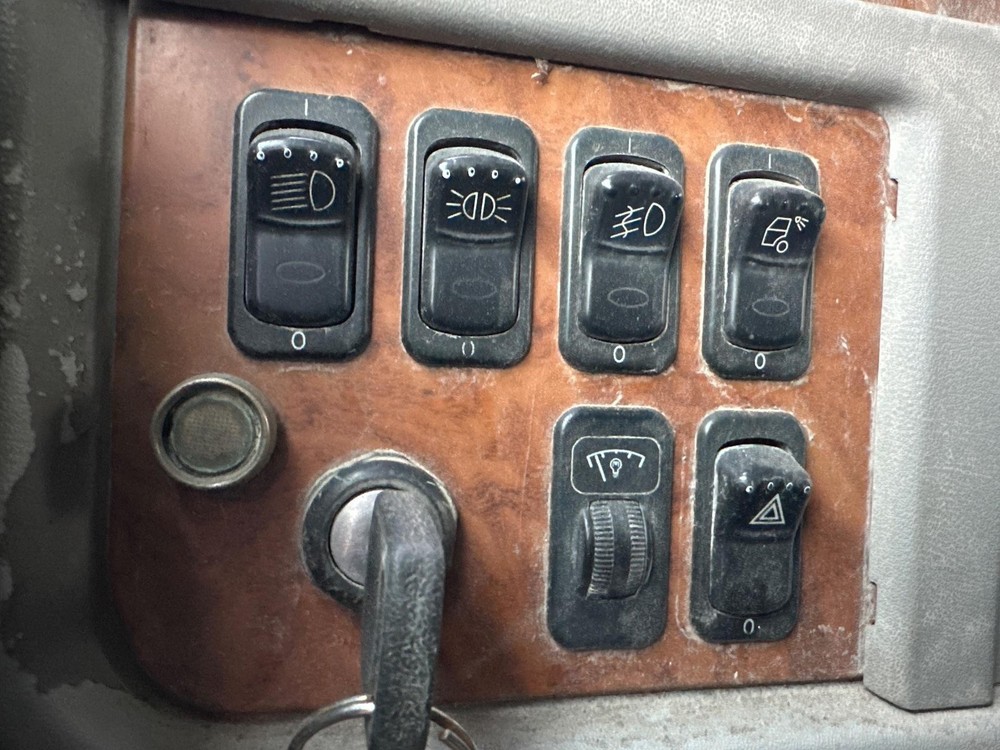 2006-2015 Peterbilt 386 IGNITION Dash Panel - Used