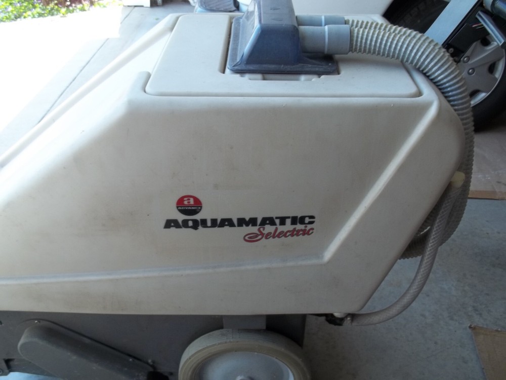 Advance carpet cleaning machine