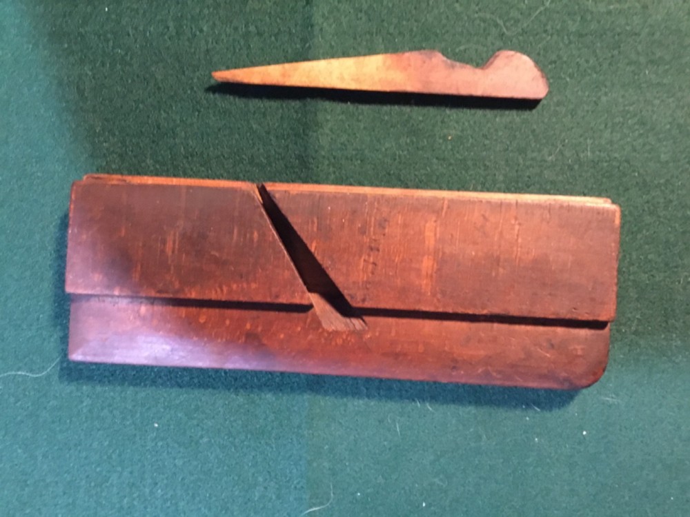 Antique decorative edge plane