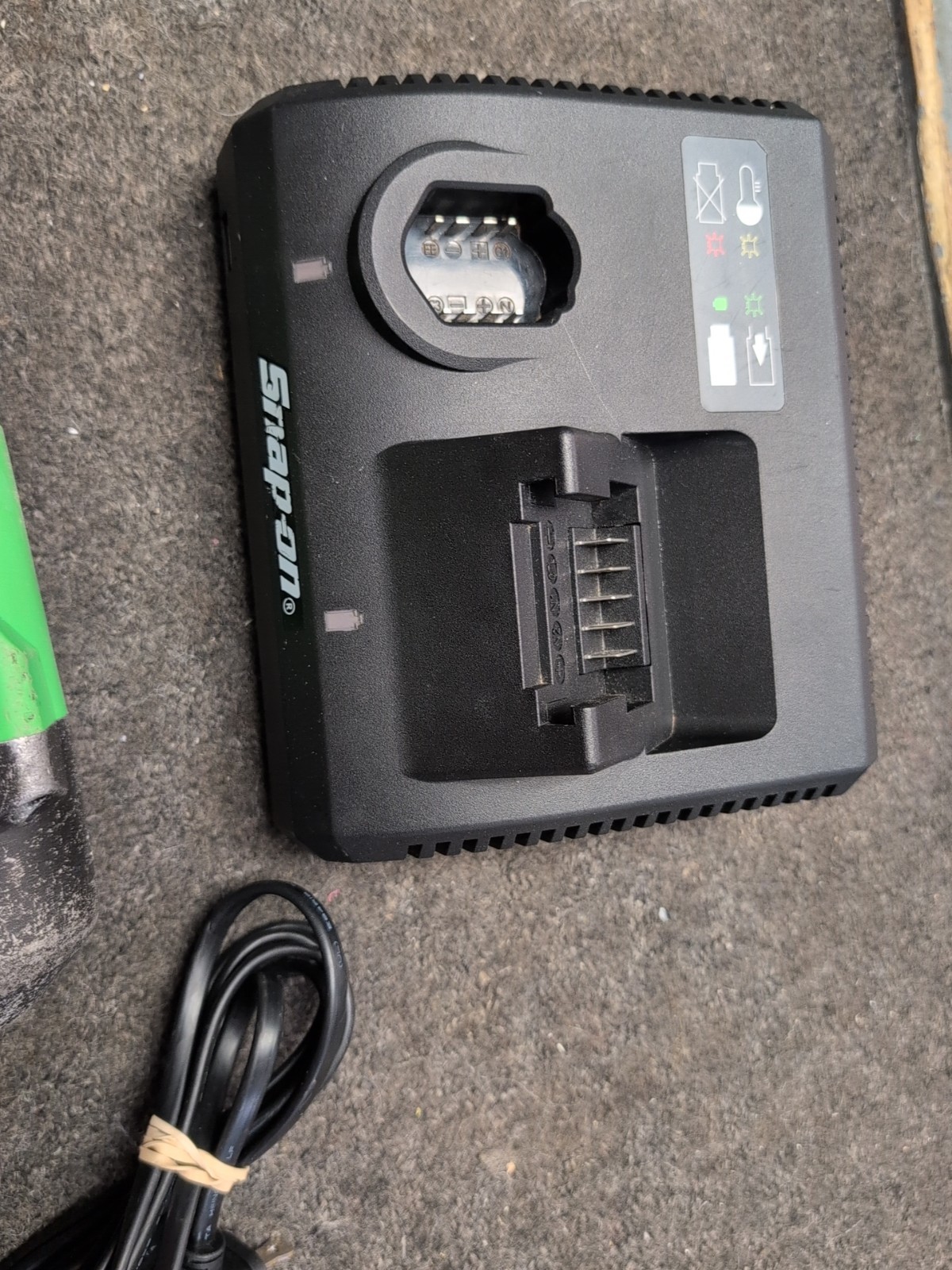 Snap-on 18V CT9050G 18 V 1/2" Drive Impact Wrench with 2 Batteries And charger