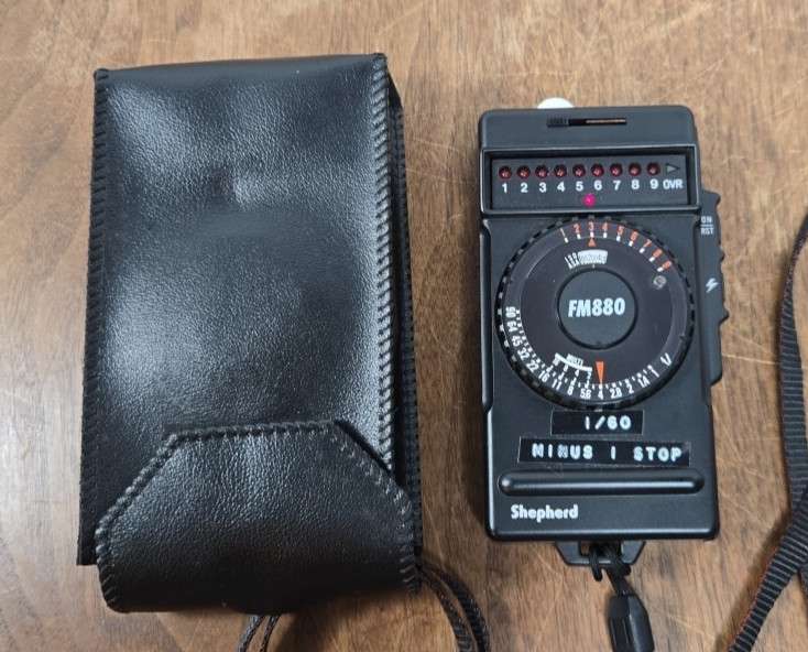 Shepherd FM880 flash meter with case and strap. TESTED.