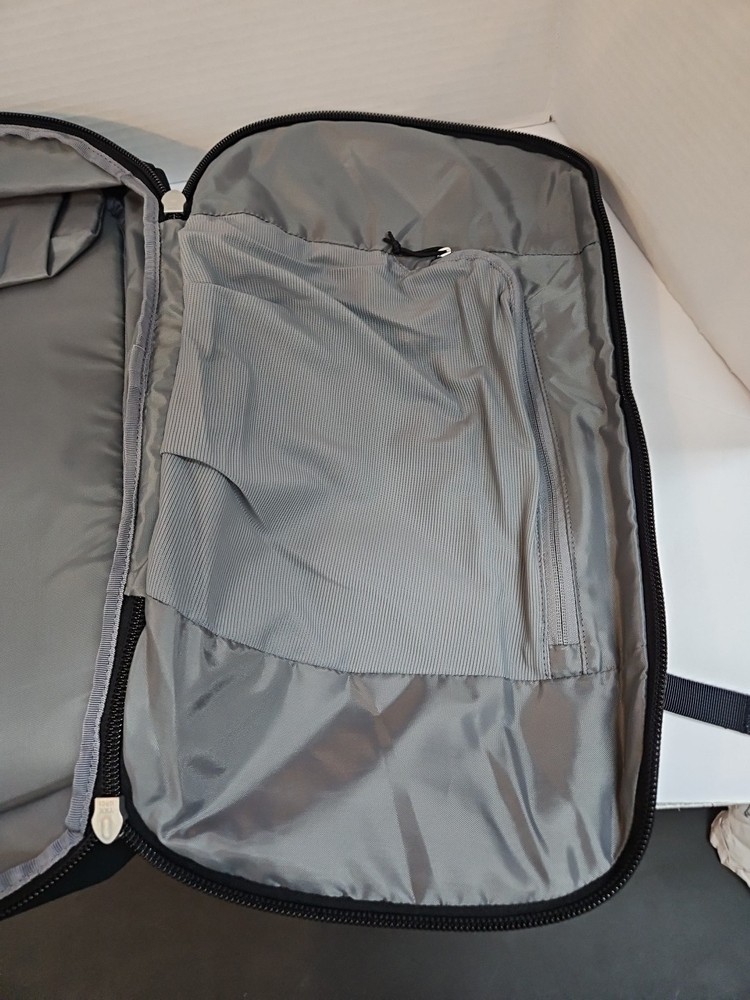 Osprey Arcane Duffel Bag/Backpack 30L. Black.