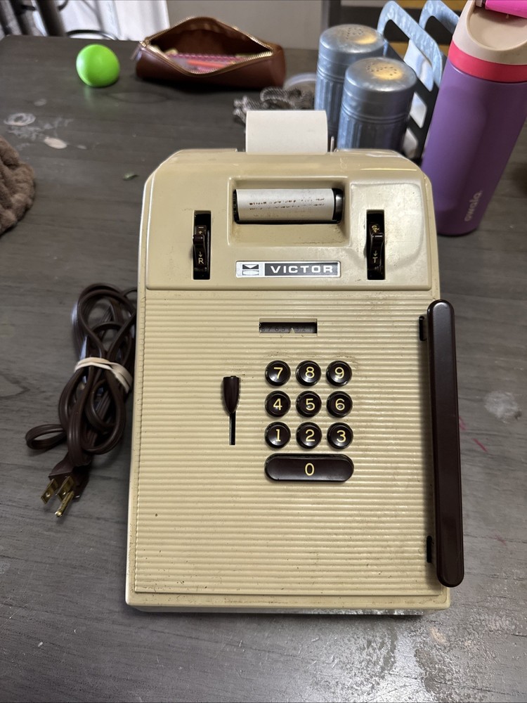 Vintage Victor 782552 10 Key Adding Machine. Power tested