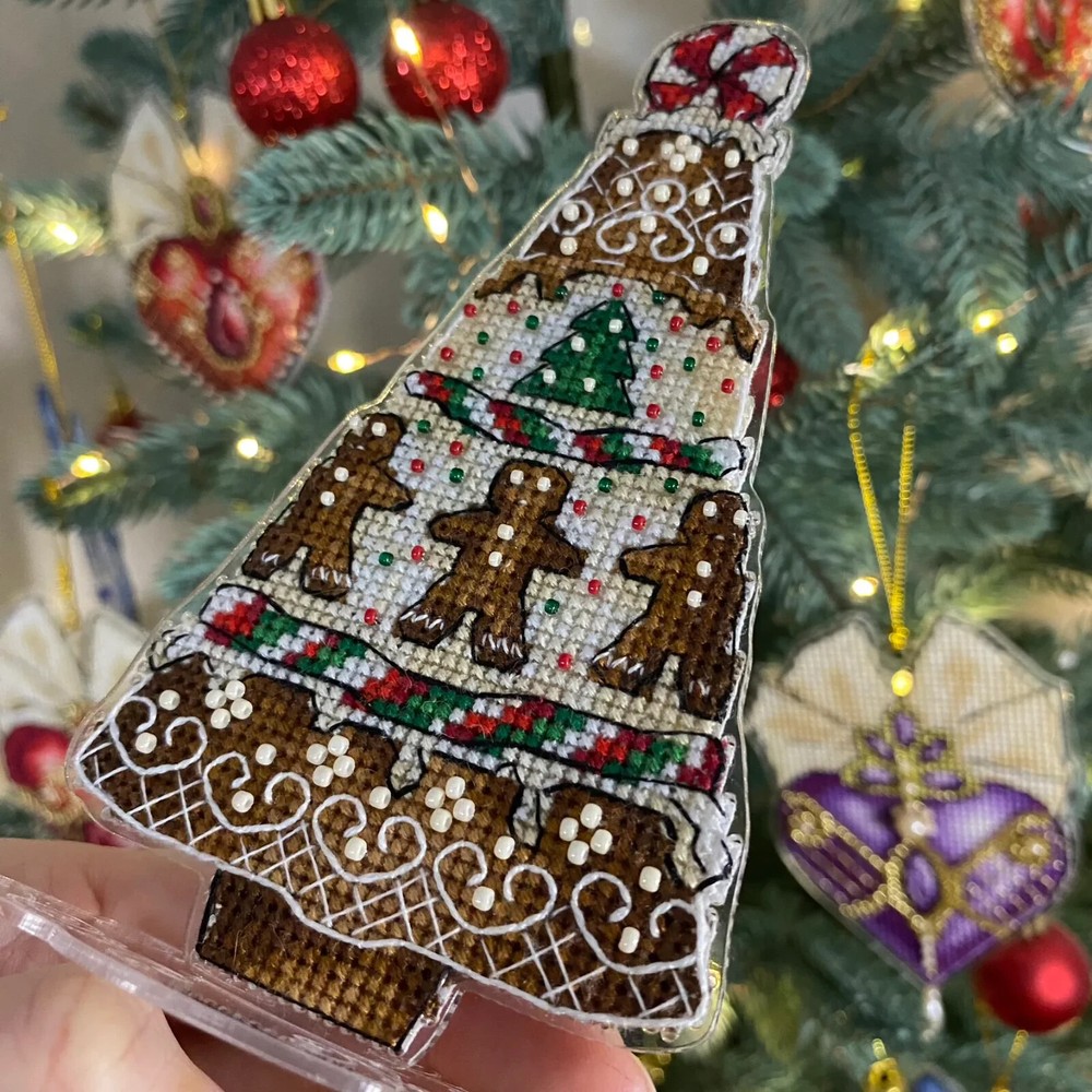 Embroidery kit with threads on a plastic base Gingerbread tree decoration