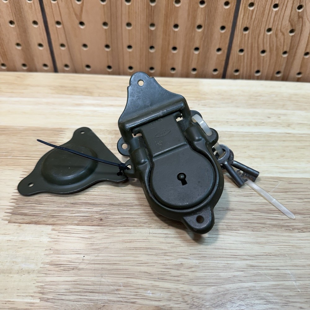 WW2 US Military Trunk Footlocker Lock  W/ All Hardware 1943 Eagle Lock Co Conn