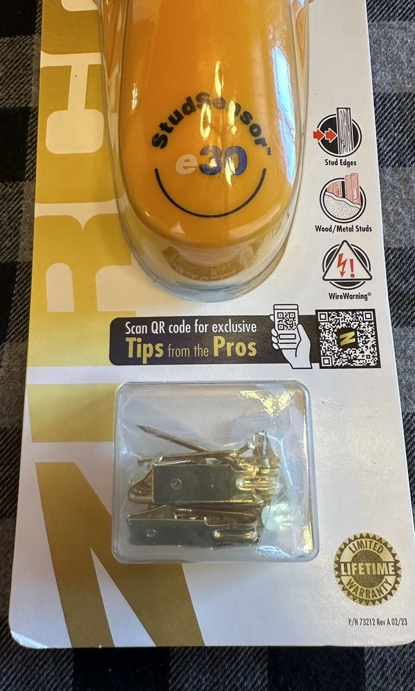 NEW - Zircon StudSensor e30 Stud Finder With Wire Warning + Bonus Hooks & Nails