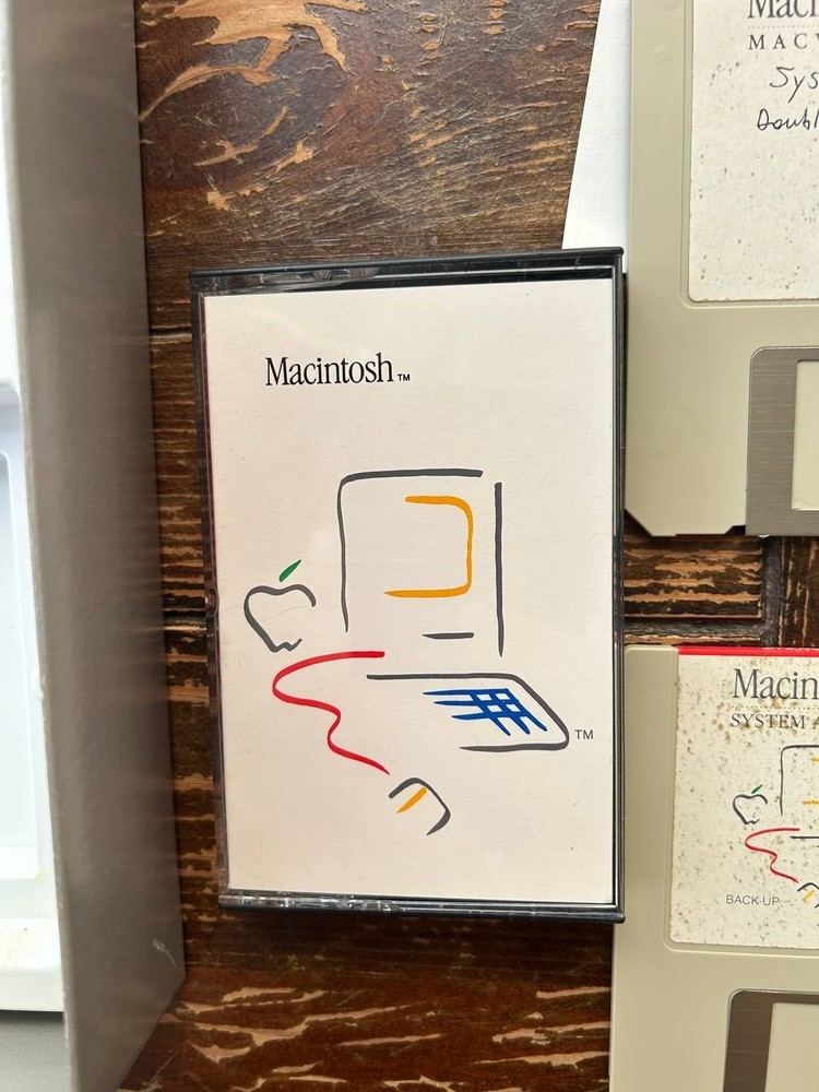 Apple Macintosh MacWrite. MacPaint. Mac software 1984 128K