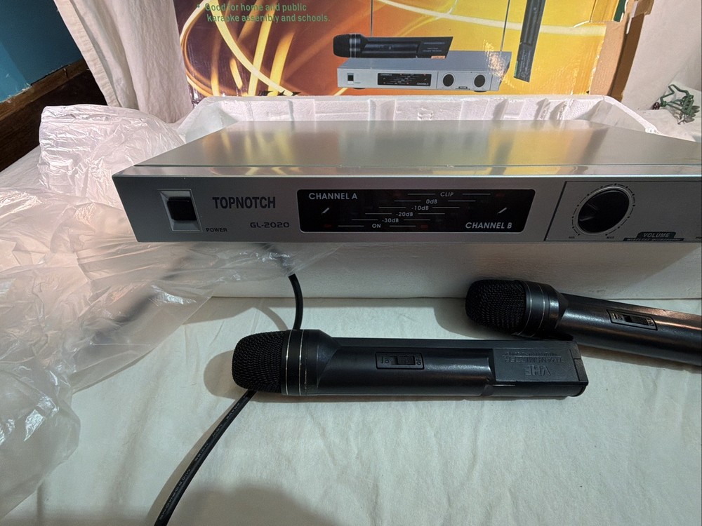Topnotch Wireless Microphone System GL-2020. Two Microphones. Karaoke