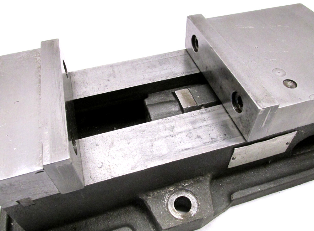 KURT ANGLOCK 6" MILLING MACHINE VISE w/ JAWS - #D60