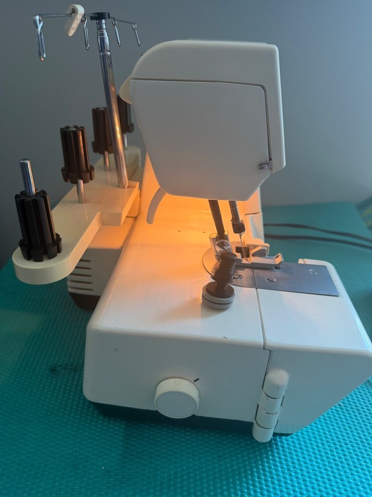 Superlock 734 Serger Overlock SEWING MACHINE - READ