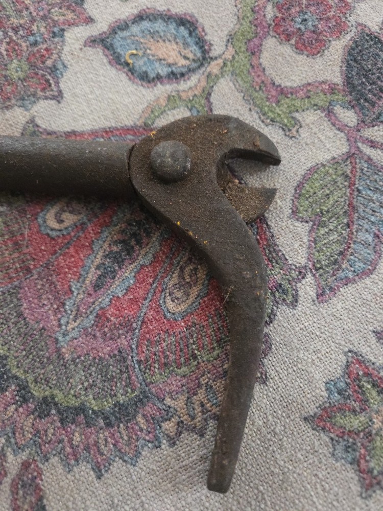 Oddball Antique Cast Iron Nail Puller