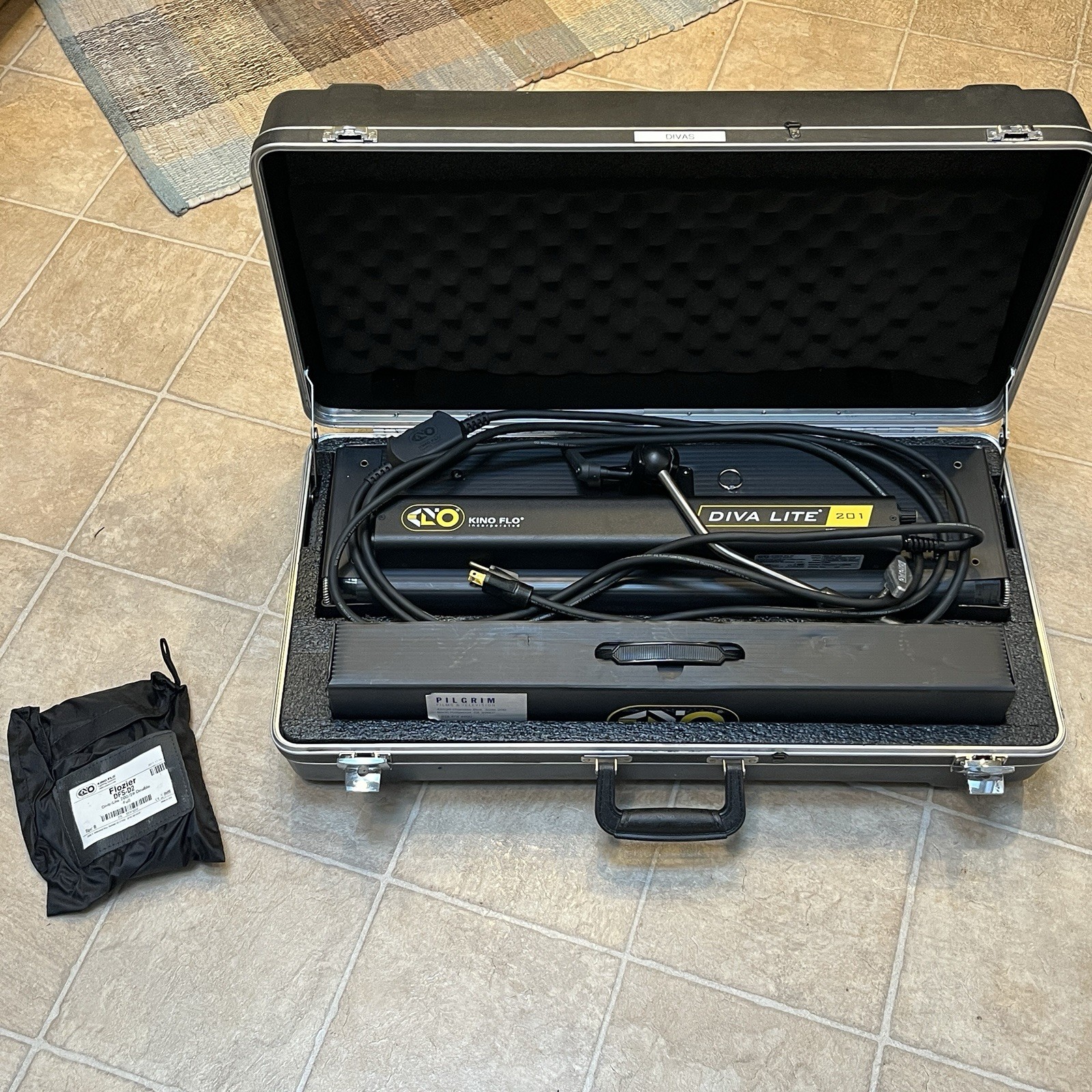 Kino Flo Diva-Lite 201 Fluorescent Light w/ Case, Gel Frame & Bulbs  Tested