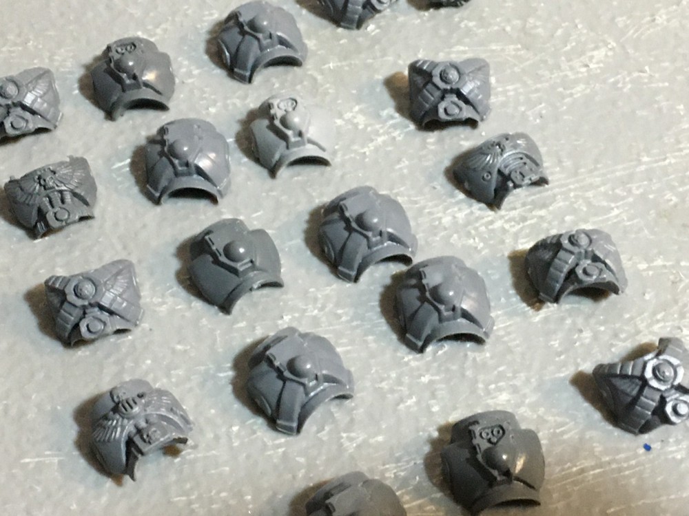 A26625 WARHAMMER 40K SPACE MARINES BITS LOT TORSO FRONTS BACKS + HEAD