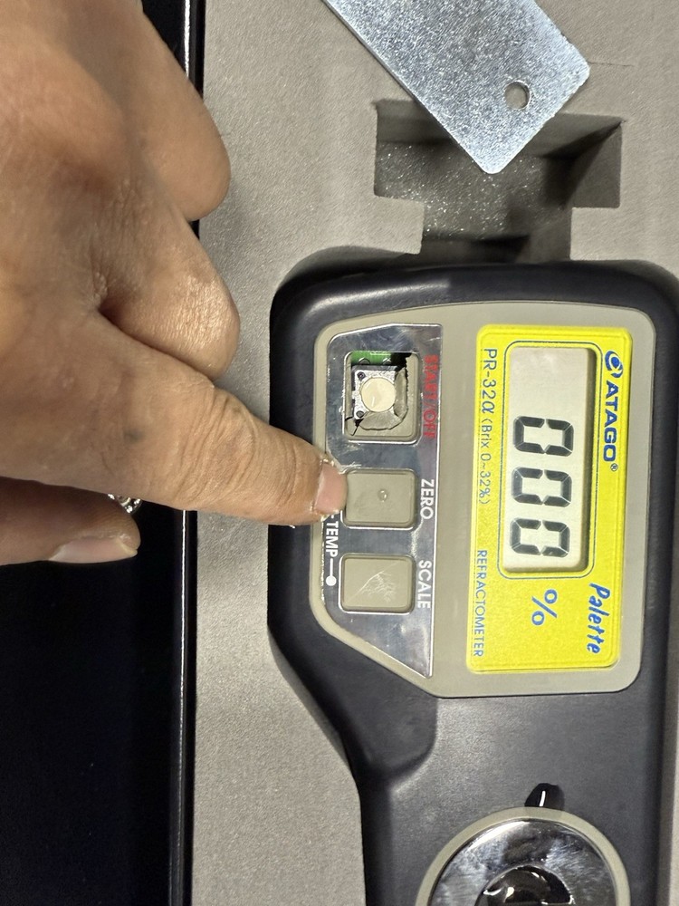 ATAGO PR-32α Digital Refractometer Brix 0.0–32.0% - Powers On, Untested Accuracy