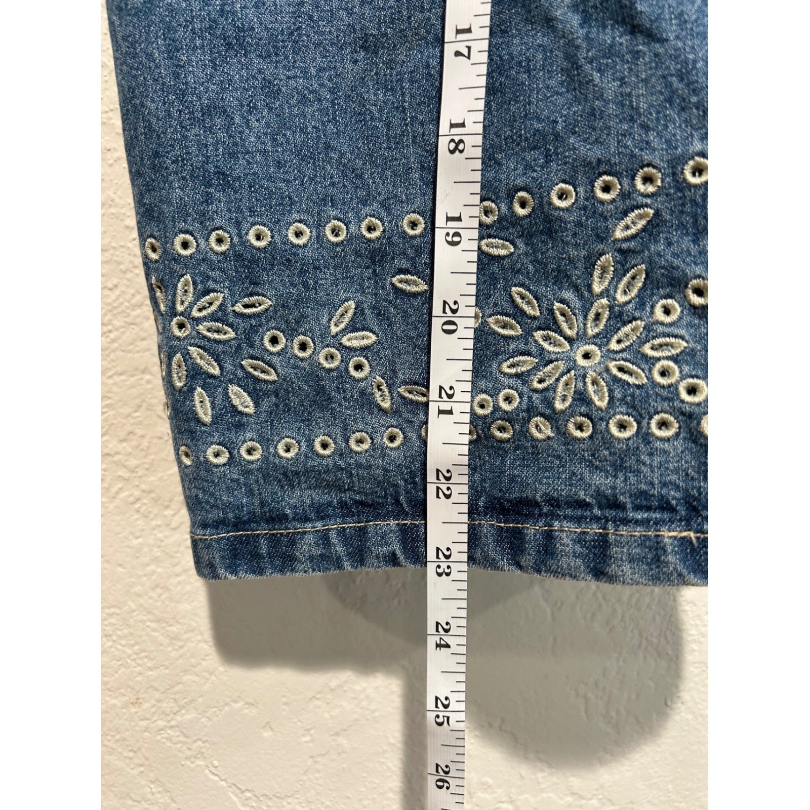 Gloria Vanderbilt Blue Denim Embroidered Floral Eyelet Midi Skirt Womens Size 6