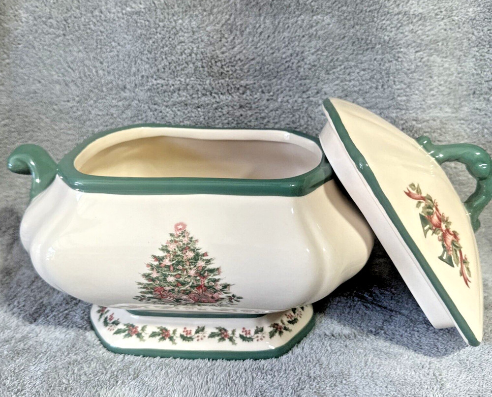Christmas Tree Ceramic Covered Casserole 1 Quart