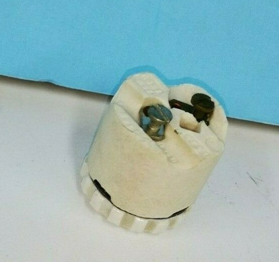 INTERMEDIATE 2-Piece Ring-Type PORCELAIN LAMPHOLDER Screw Term SOCKET 2625
