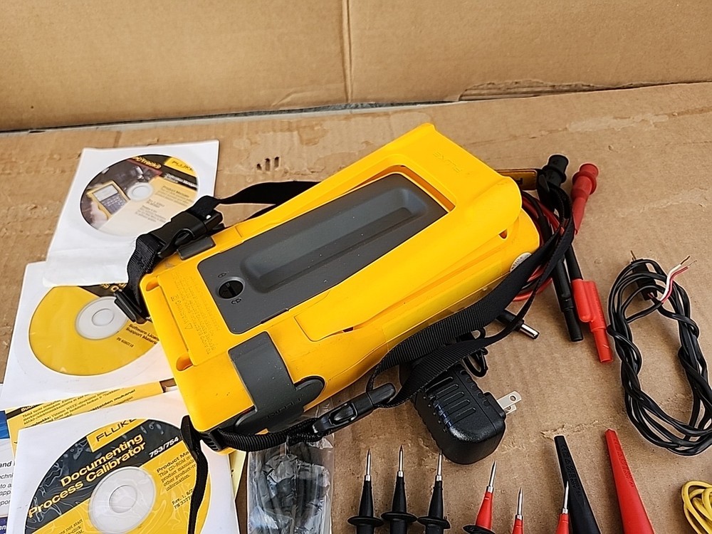 Fluke 754 Documenting Process Calibrator with HART Communication