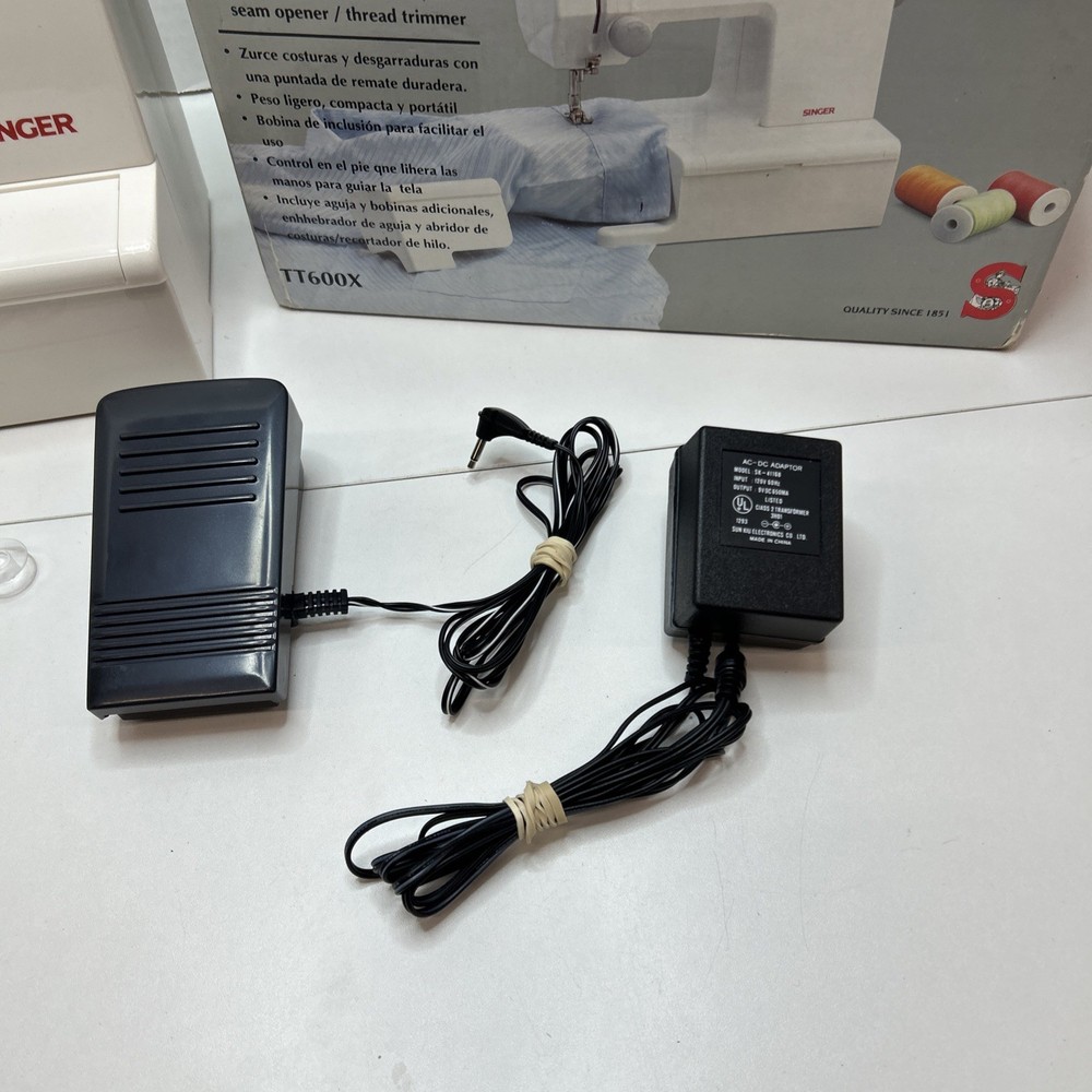 Singer Tiny Tailor Mending Machine TT600A w/Accessories Original Box