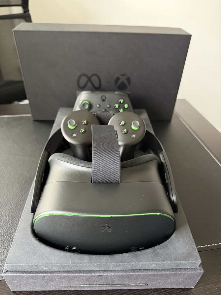 Meta Quest 3S Xbox Edition VR Headset 128GB with Xbox Controller
