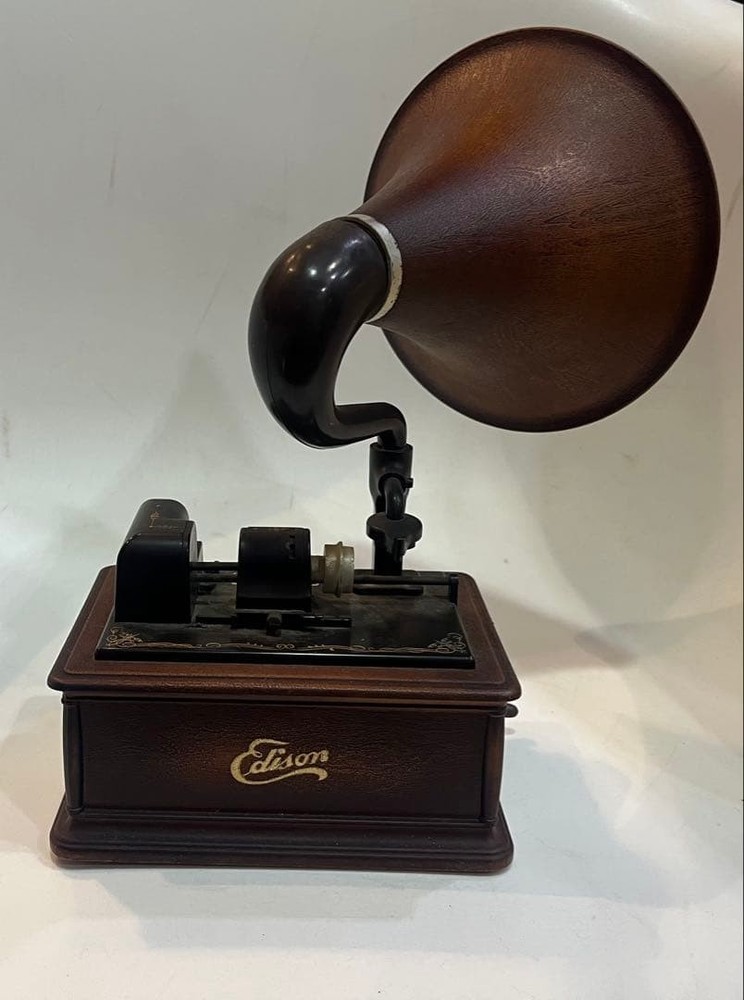 Gramophone-shaped music box Edison Opera made by Technics accessory box