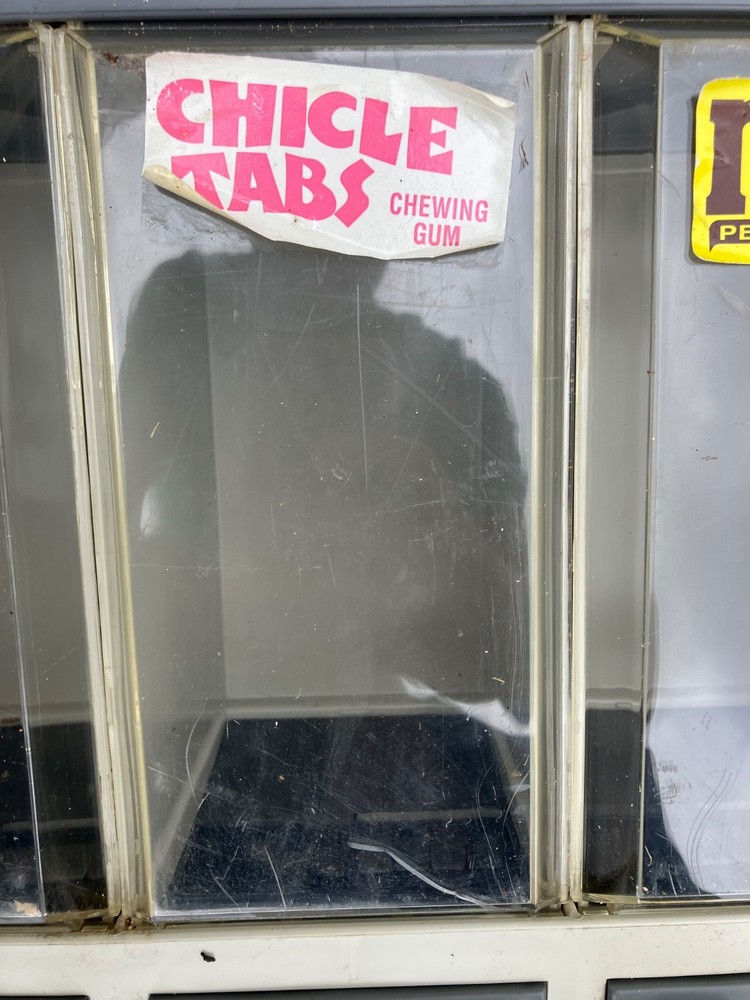 Three Bin Vendstar 3000 Bulk Candy Vending Machine w/ Stand missing keys