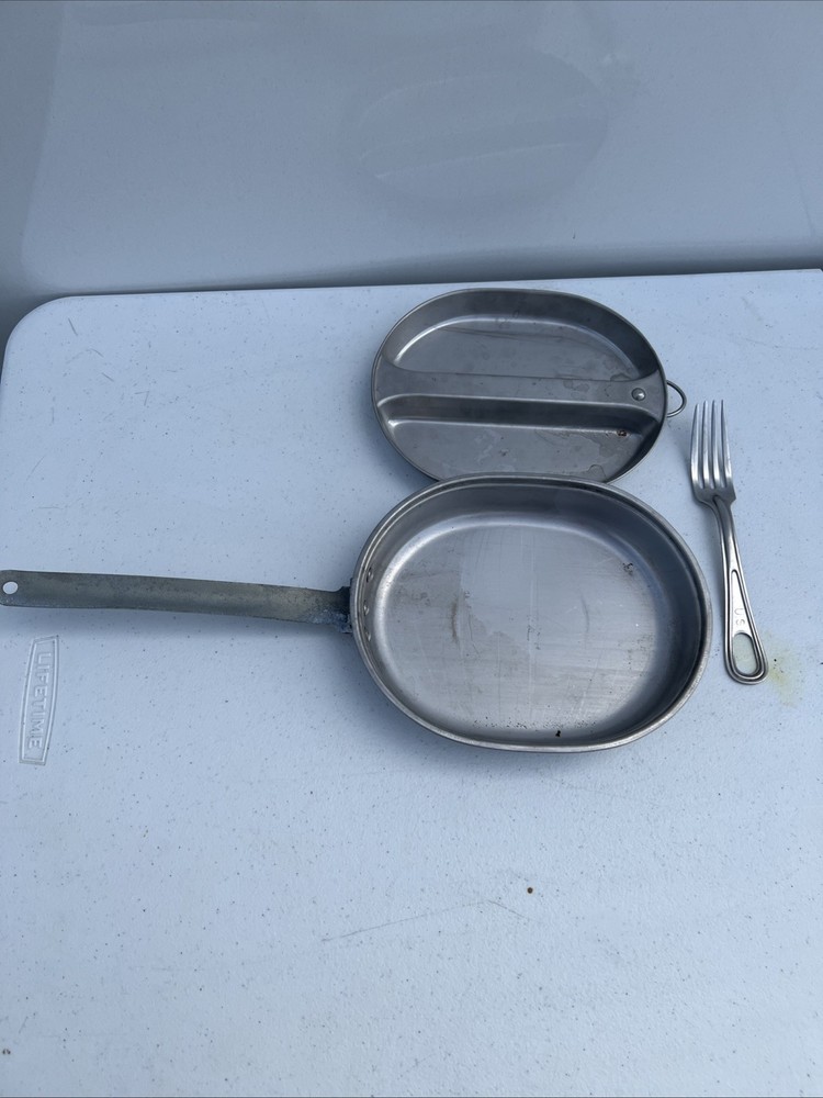 9104 - WWII era Mess Kit w/ One Utensils - Leyse 1945