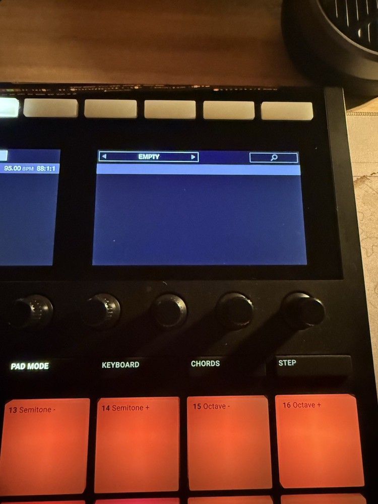 Native Instruments MASCHINE MK3 Sampler & Sequencer 16 Pad Triggers Black