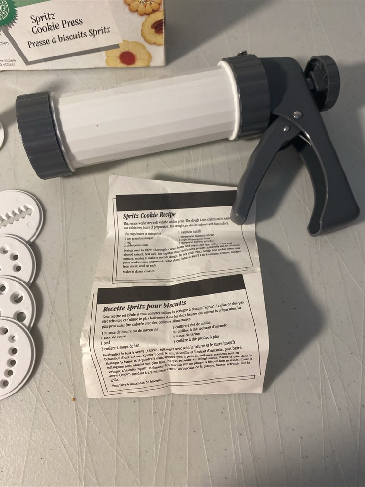 Wilton Spritz Cookie Press 12 Cookie Design Discs Easy Squeeze