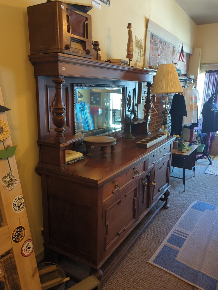 Sideboard Buffet Vintage With Mirror. Very Nice.